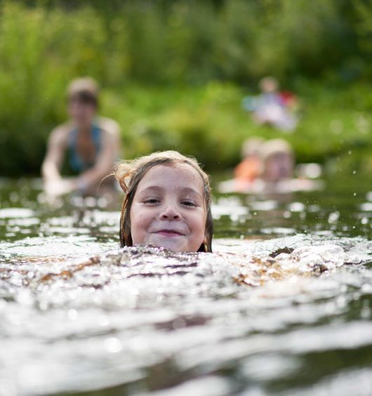 Badegäste im See