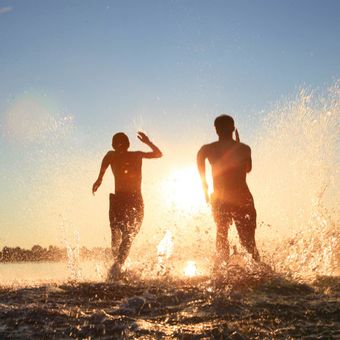 Junge Burschen laufen ins Wasser